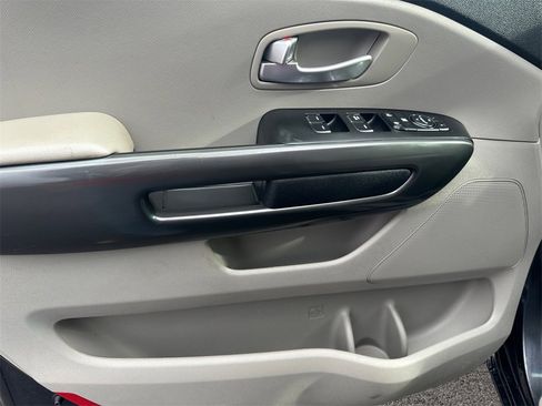 Used 2020 Kia Sedona LX image 16