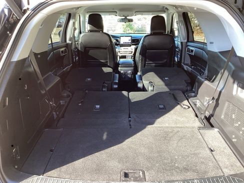 Used 2021 Ford Explorer XLT w/ Equipment Group 202A image 12