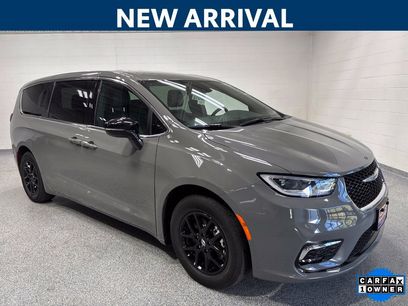 Used 2025 Chrysler Pacifica Select