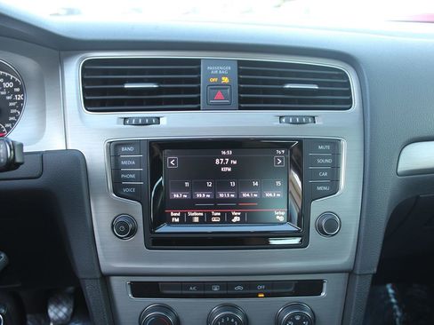 Used 2015 Volkswagen Golf Launch Edition image 23