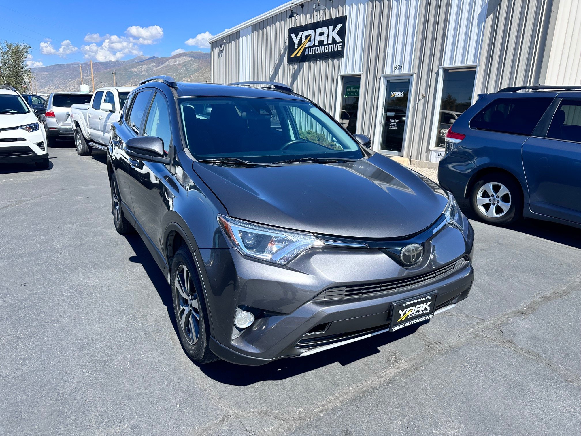 Used 2018 Toyota RAV4 XLE AWD/4WD image 1