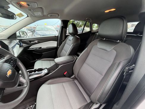 Used 2025 Chevrolet Trax LT FWD image 36