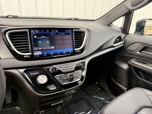 Used 2025 Chrysler Pacifica Select image 23