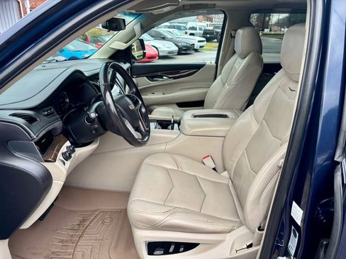 Used 2018 Cadillac Escalade Premium Luxury AWD/4WD image 11