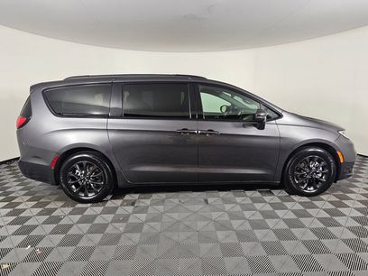 Used 2021 Chrysler Pacifica Touring-L w/ Uconnect Theater Family Group