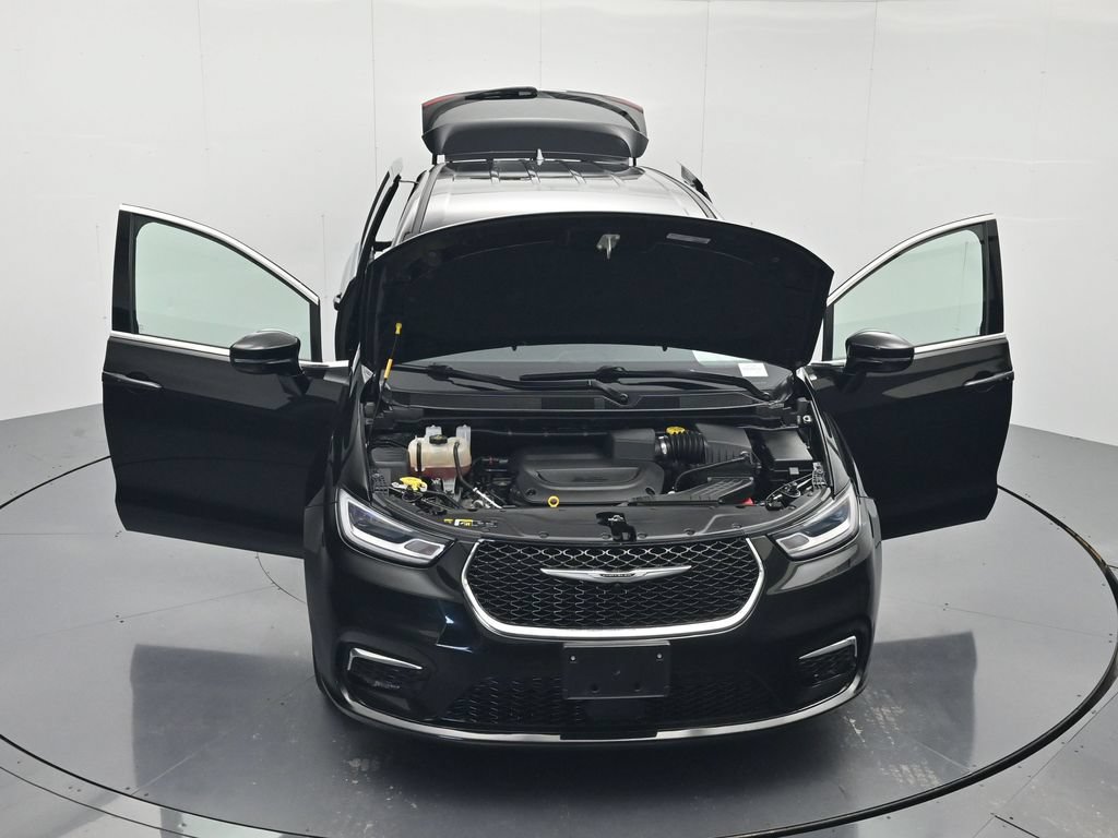 Used 2025 Chrysler Pacifica Select FWD image 44