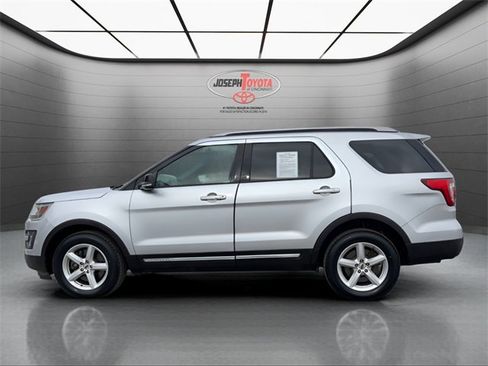 Used 2016 Ford Explorer XLT image 10