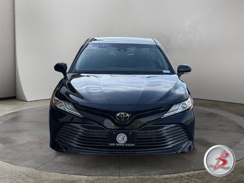 Used 2018 Toyota Camry XLE image 2