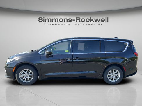 Used 2025 Chrysler Pacifica Select FWD image 2