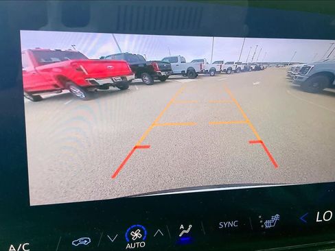 Used 2025 Chevrolet Traverse LT FWD image 26