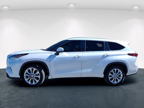 Used 2023 Toyota Highlander Limited image 3