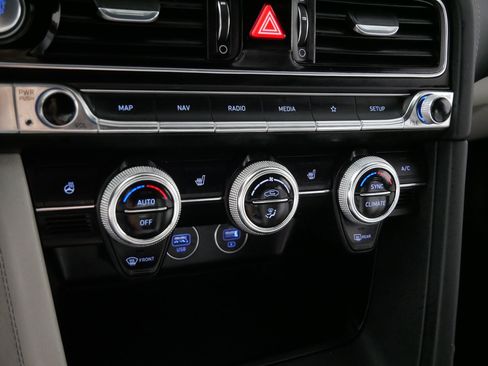 Used 2023 Genesis G70 2.0T image 23