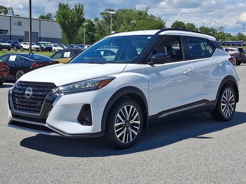 Used 2023 Nissan Kicks SR w/ SR Premium Package image 3