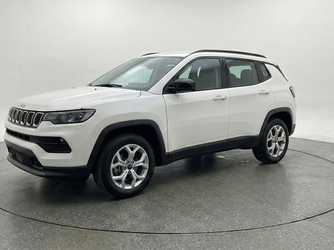 Used 2025 Jeep Compass Latitude AWD/4WD image 3