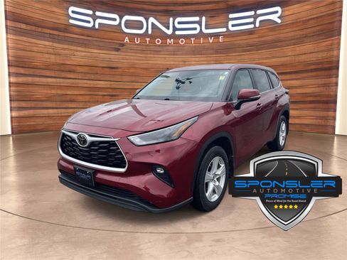 Used 2024 Toyota Highlander LE AWD/4WD image 1