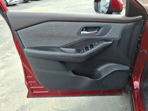 Used 2023 Nissan Rogue SV image 9