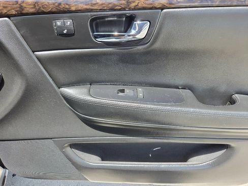 Used 2008 Cadillac DTS FWD image 37