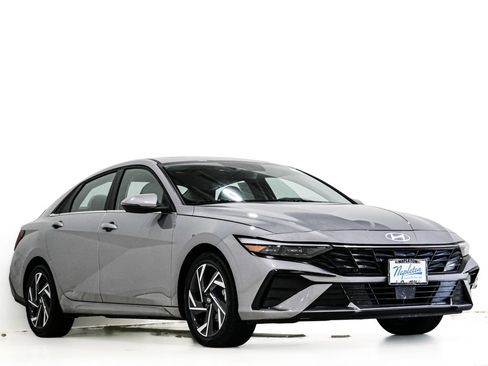 Used 2025 Hyundai Elantra Limited FWD image 1