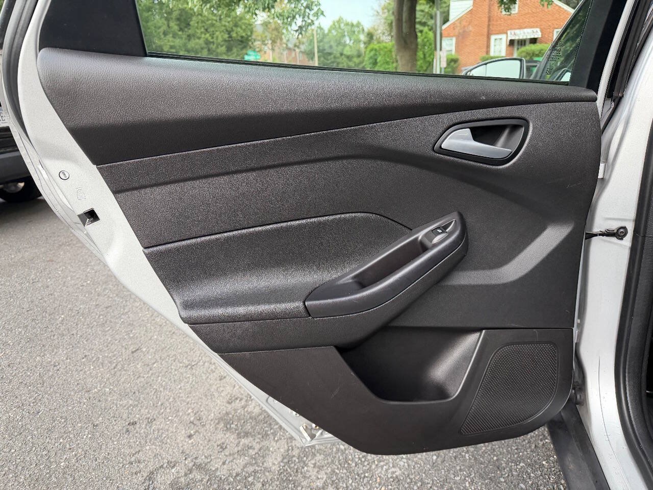 Used 2015 Ford Focus SE w/ SE Cold Weather Package FWD image 15