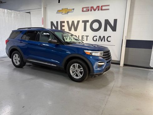 Used 2020 Ford Explorer XLT w/ Equipment Group 202A AWD/4WD image 2