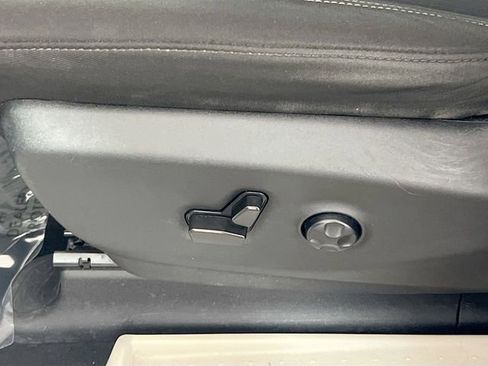 Used 2022 Chrysler Voyager LX FWD image 17