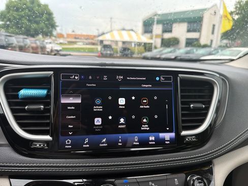 Used 2024 Chrysler Pacifica Limited FWD image 26