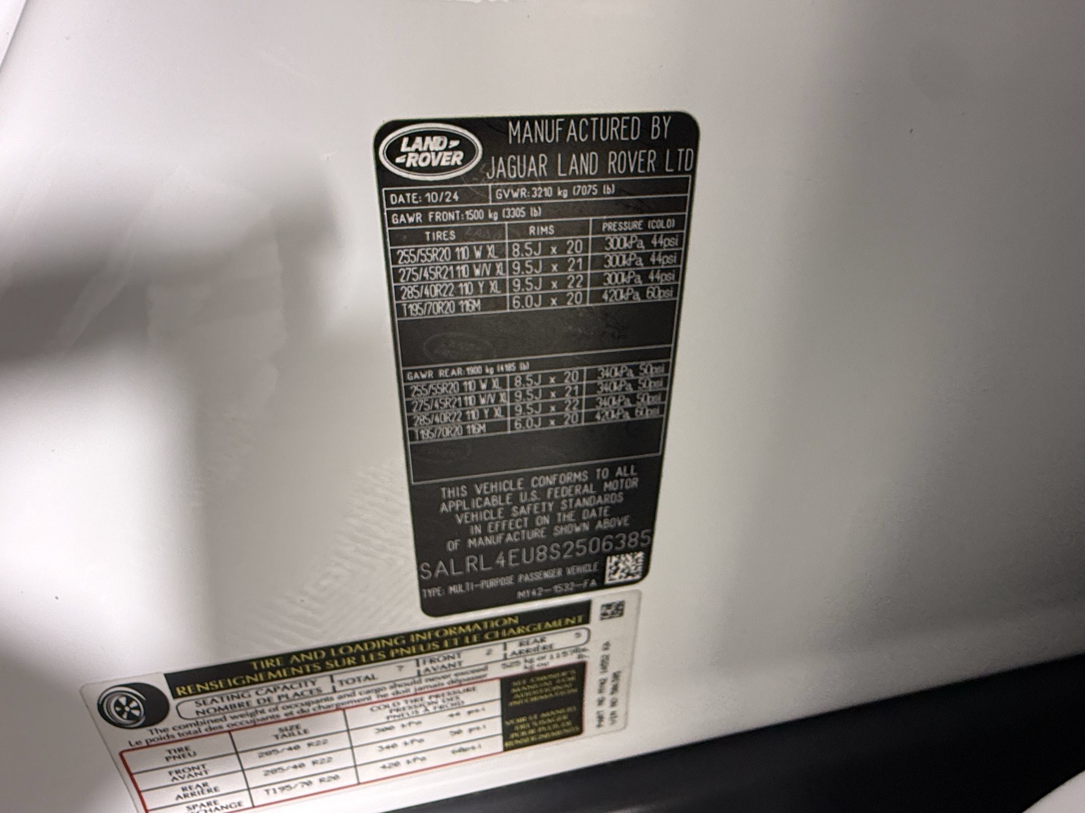 Used 2025 Land Rover Discovery Dynamic SE AWD/4WD image 23