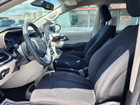 Used 2017 Chrysler Pacifica Touring FWD image 19
