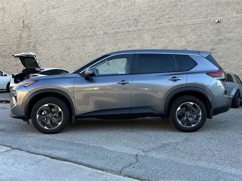 Certified 2025 Nissan Rogue SV image 3