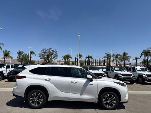 Used 2021 Toyota Highlander XLE AWD/4WD image 9
