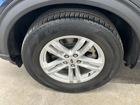 Used 2022 Ford Explorer XLT w/ Equipment Group 202A image 9