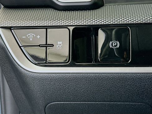 Used 2025 Kia Sportage LX image 16