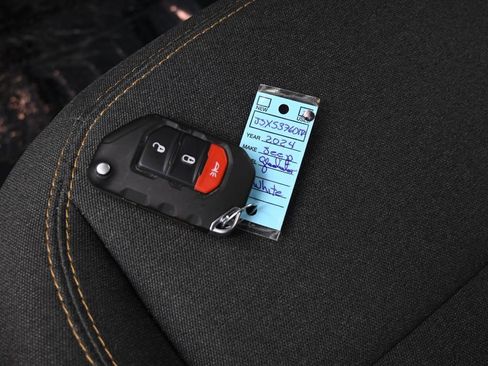 Used 2024 Jeep Gladiator Sport image 16