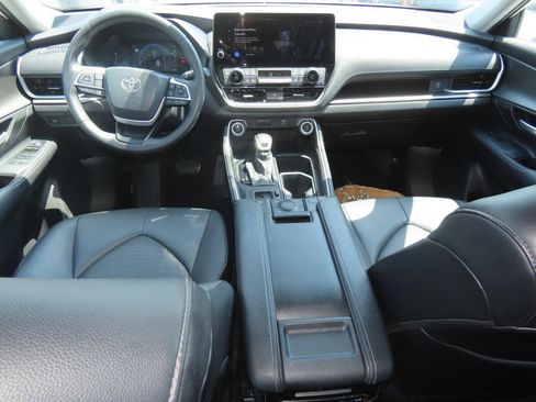 Used 2024 Toyota Grand Highlander AWD image 25