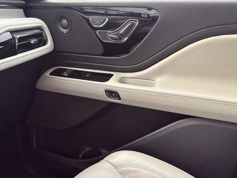 Used 2025 Lincoln Aviator Reserve w/ Illumination Package image 24