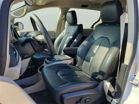 Used 2024 Chrysler Pacifica Touring-L image 15