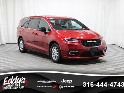Used 2025 Chrysler Pacifica Select