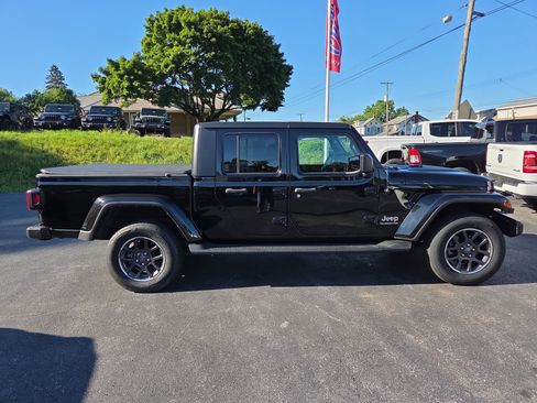 Used 2021 Jeep Gladiator Overland w/ Cold Weather Group AWD/4WD image 2