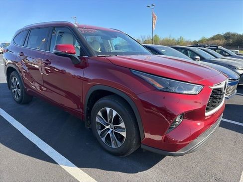 Used 2023 Toyota Highlander XLE image 1
