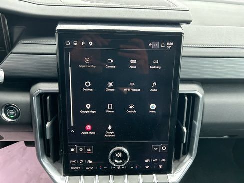 Used 2025 GMC Acadia Elevation w/ Elevation Premium Package AWD/4WD image 17