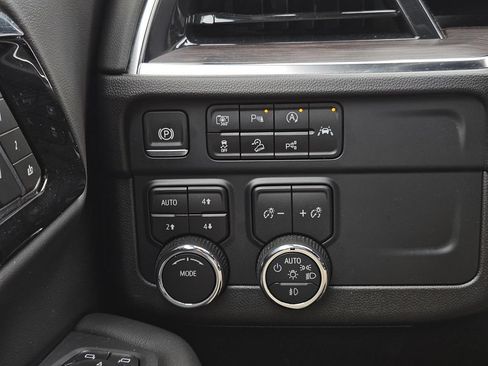Used 2025 Chevrolet Tahoe Z71 AWD/4WD image 17