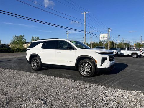 Used 2025 Chevrolet Traverse LT AWD/4WD image 2