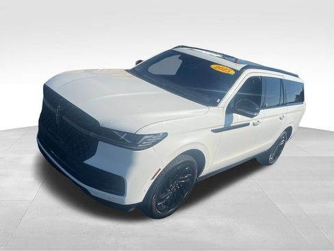 Used 2025 Lincoln Navigator L Reserve w/ Jet Appearance Package AWD/4WD image 9