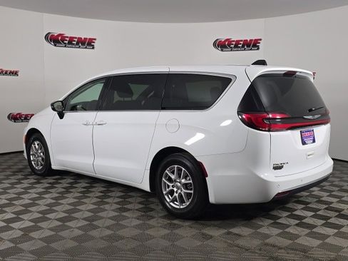 Used 2024 Chrysler Pacifica Touring-L image 6