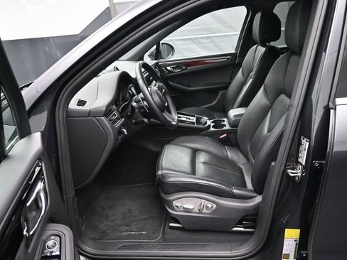 Used 2025 Porsche Macan AWD/4WD image 7
