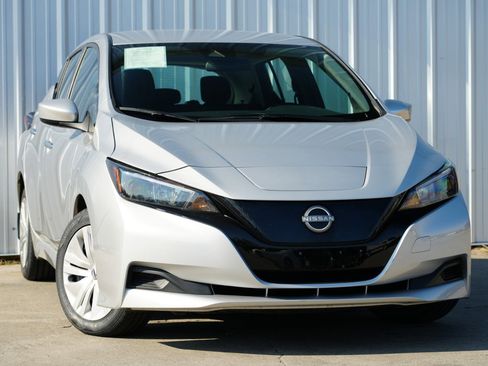 Used 2023 Nissan Leaf S image 2