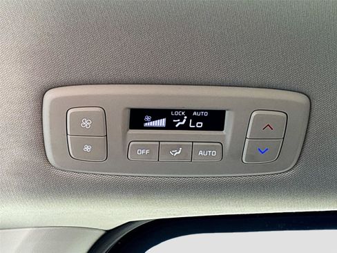 Used 2025 Kia Carnival FWD image 25