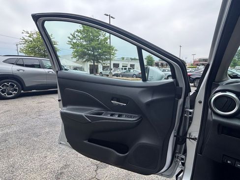 Used 2025 Nissan Versa SV FWD image 18