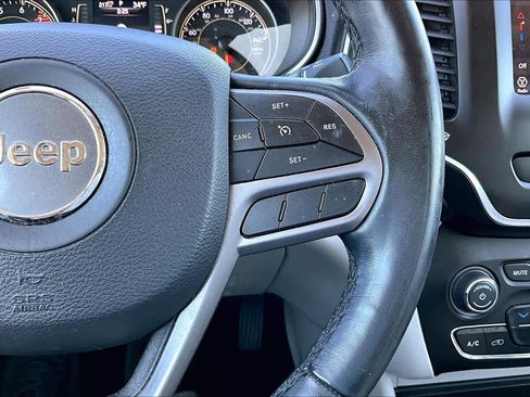 Used 2021 Jeep Cherokee Latitude Lux w/ Mopar Interior Package image 25