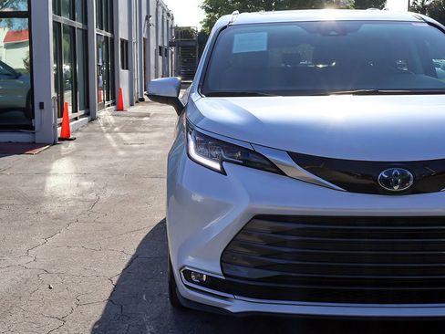 Used 2023 Toyota Sienna Limited FWD image 16